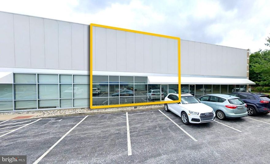 3,200 SF Prime Flex Space
• 20’ Wide Drive-In Door
• Large Private Office Suite
• Large Kitchenette
• ADA Restroom Office Area
• Additional Warehouse Restroom
• Large Mezzanine w/ Shower
• 22’ Ceilings in Warehouse
• NNN = +/- $3.00
• Reserved Parking Available
• I-3 Zoning