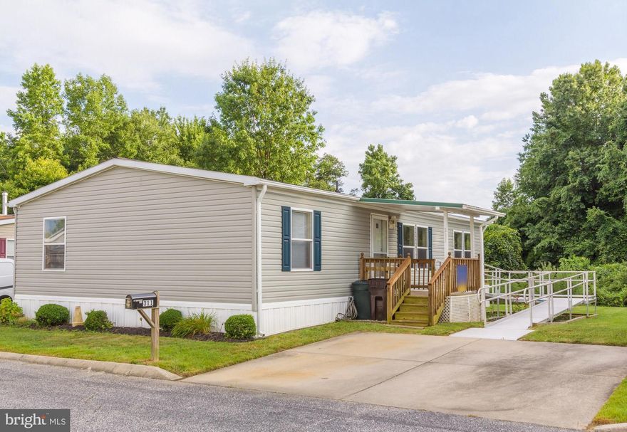 This 3 bedroom and 2 bath home in Biscayne Bay Village is just waiting for your finishing touches. New carpet in 2 bedrooms. Master bedroom with a walk in closet and private bath. Open floor plan includes a large kitchen with stainless steel appliances and a separate dining room. Laundry room with washer and dryer. All appliances convey. Two decks. Handicap ramp. 2 car parking pad. Priced to Sell! BUYERS MUST BE PARK APPROVED, Current Monthly Ground Rent is $619.