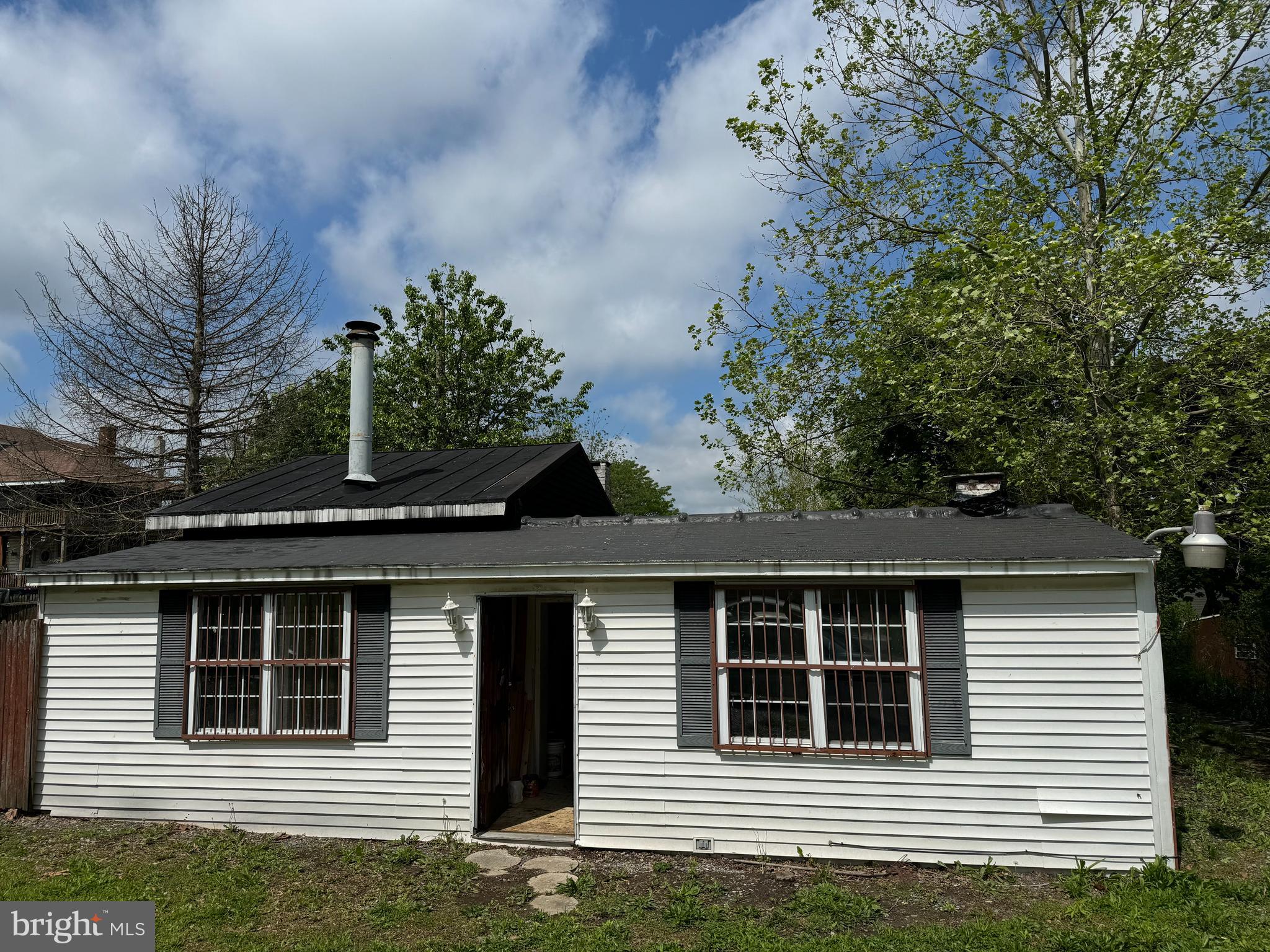 CALLING ALL INVESTORS !!!
With a little  imagination and  sweat equity you can bring this detached rancher back  to life.
Offering a spacious yard just a little over a quarter acre, with up to 2 car parking. Convenient location close to shopping centers  and more.