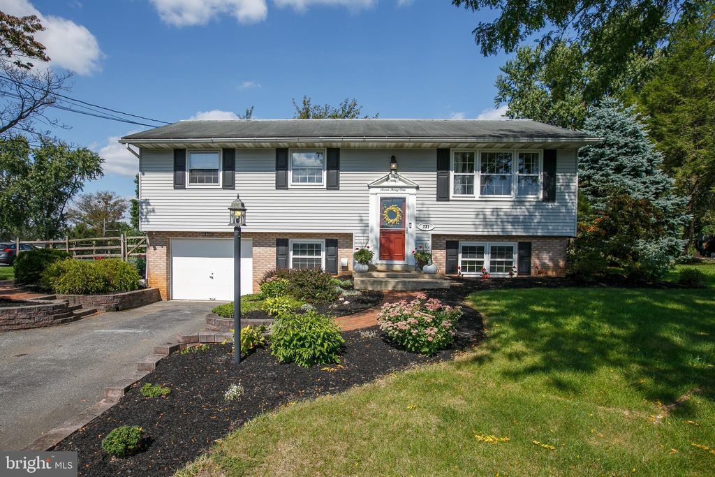 Photo of 731 SHARON DR, MOUNT JOY, PA 17552 (MLS # PALA2025408)