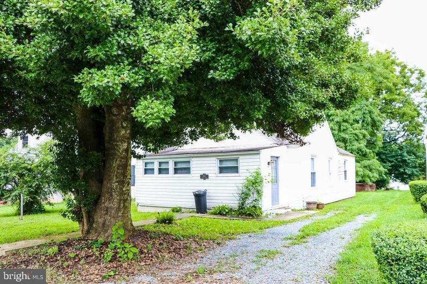 Adorable 2 BR,1 BA right in town of Gordonsville.  Within walking distance of shopping and restaurants.  Move in Ready!  Must see!