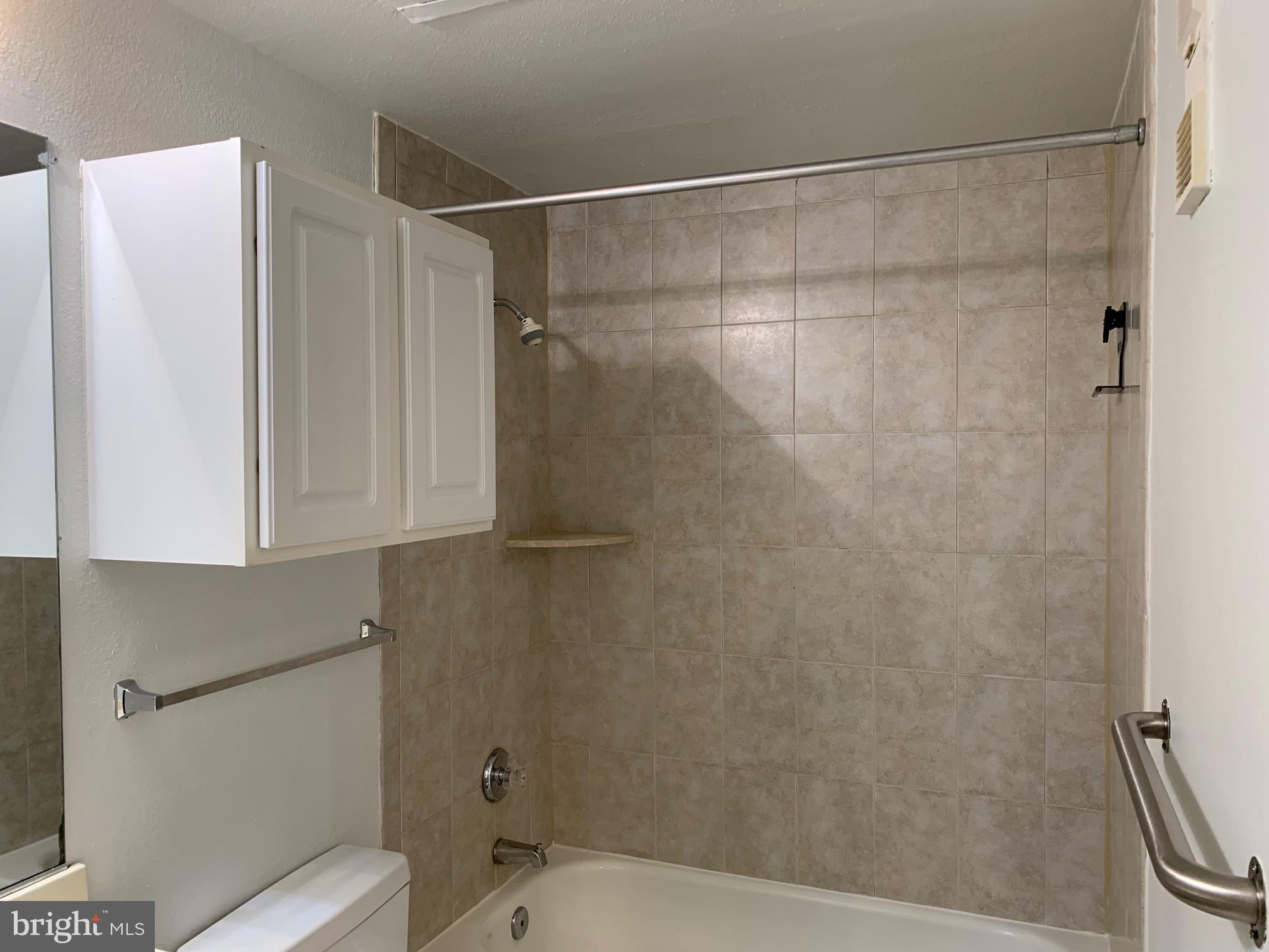 PENDERBROOK SQUARE CONDOMINIUMS - Residential Lease