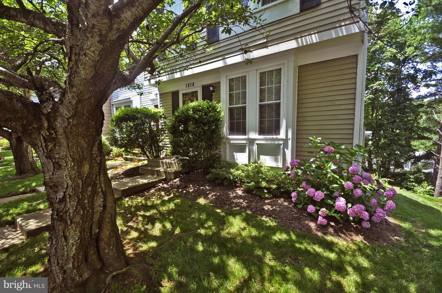 FANTASTIC END UNIT**Brand new Heat Pump (+ AC) July 2016**New kitchen '12**New appliances '12**New windows '12**Quiet street**Deck in rear**Clean & Neat**Sellers have found HOC**Join Bay Hills Golf Course & Pool**Great grocers & services nearby**Broadneck Schools**Arnold means fantastic living**You won't be disappointed