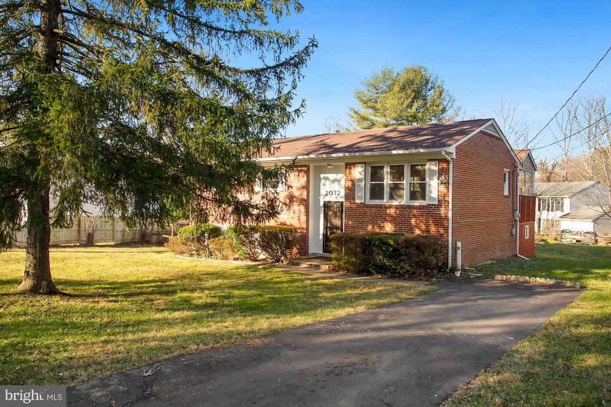 OPEN house  Saturday(12/3) 10-11 Am; and Sunday (12/4) 11am-12 Pm   ***Ready to move in. The house is professionally cleaned and freshly touched up. All the pictures on internet were from  a couple of years ago before current tenant moves in ***. 
 Beautiful, spacious split foyer home with updated 4 bed, 2 Full baths and 1 Office / Gym is located in Pyramid school district- top location! The main level boasts a bright, open floor plan; Updated kitchen with stainless refrigerator; quality granite counters and hardwood floor; Large open living and dining area leads to a generous screened sunroom. The main level has 3 bedrooms and 1 bath. Sizable SUNROOM provides tons of light. Larger deck is  The Walkout lower level contains a sizeable family room, the 4th bedroom, 1 office and upgraded 2nd bath. Large, over 1/3-acre lot in a peaceful Co-de Sac street. A huge front and back yard suitable for family fun or fun or friendly gatherings. The house is very accessible to Metro (walkable), Tysons Corner and DC Via many major roads(495,66 ).