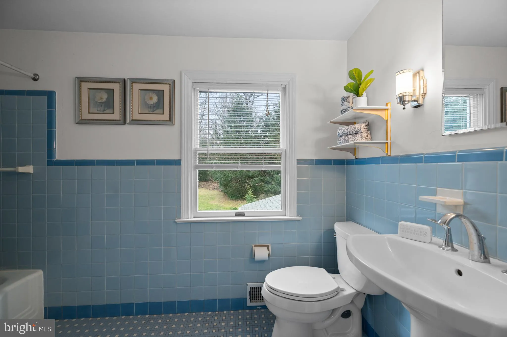 Villanova, Pennsylvania 19085, United States, 4 Bedrooms Bedrooms, ,3 BathroomsBathrooms,Residential,Pending,4569