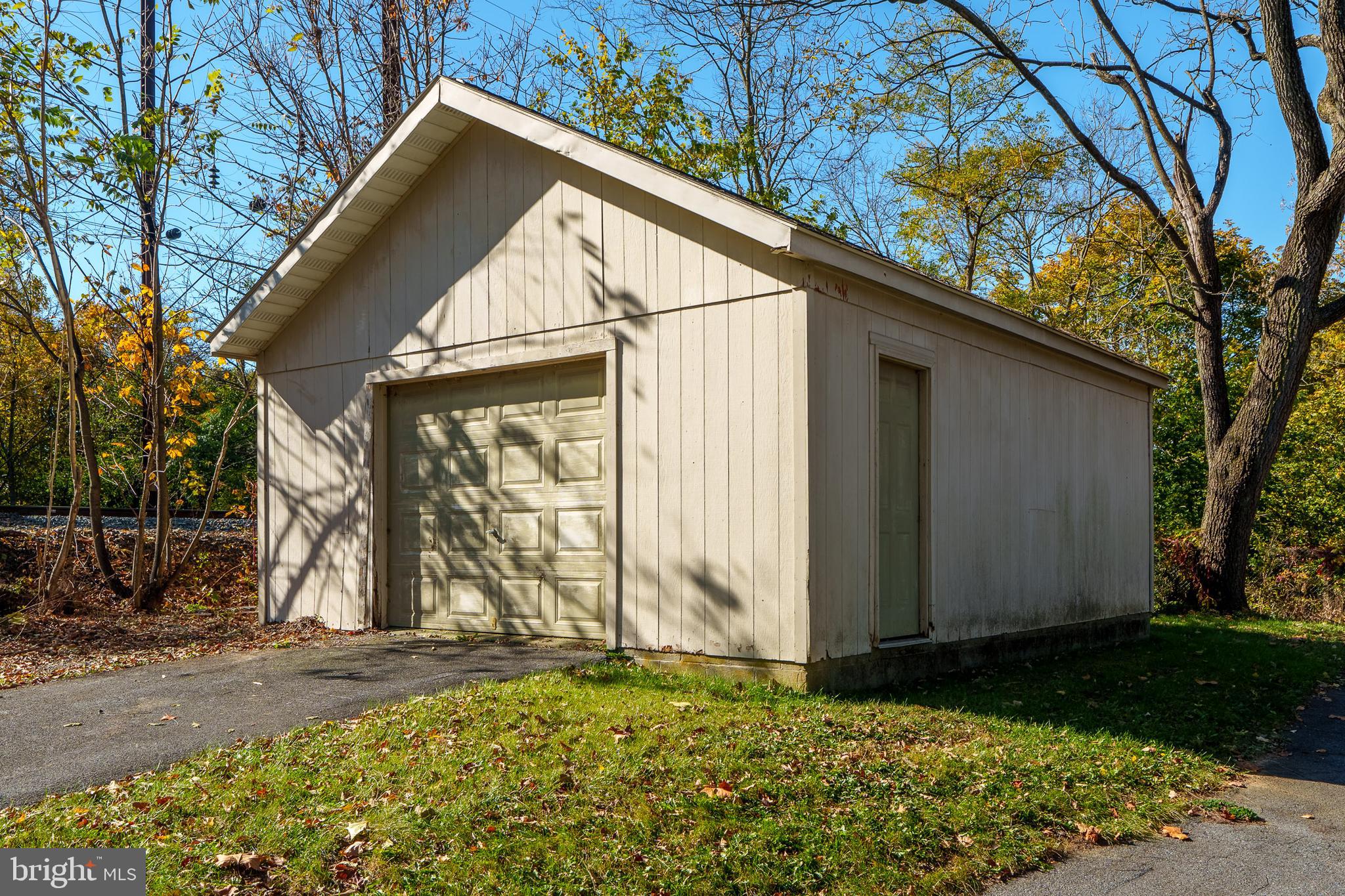 MOUNT JOY - Residential