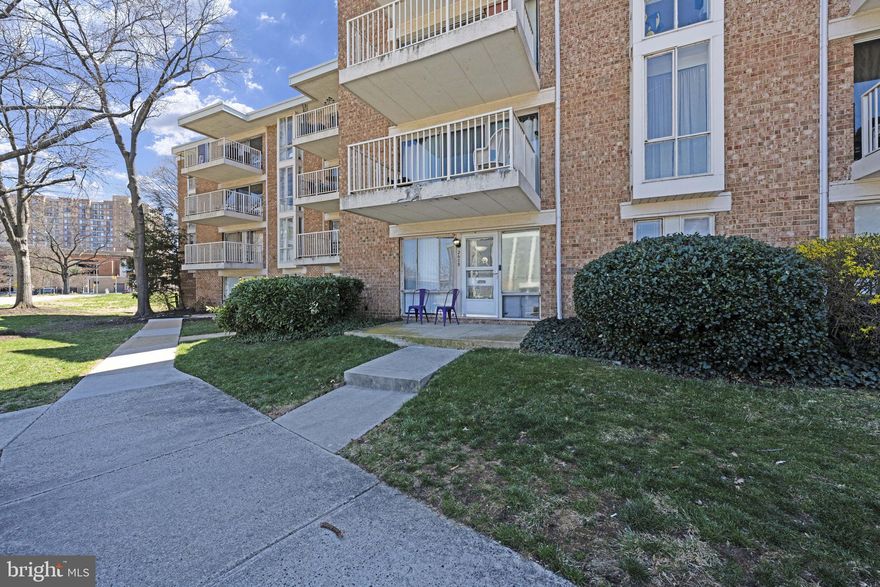 Superb location and unbeatable price! This one bedroom, one bath, 757 square foot condo is at the footsteps of the Huntington Metro.  Hop skip and a jump from Old Town Alexandria, Arlington, Pentagon and DC.  Close to trails and historical monuments.