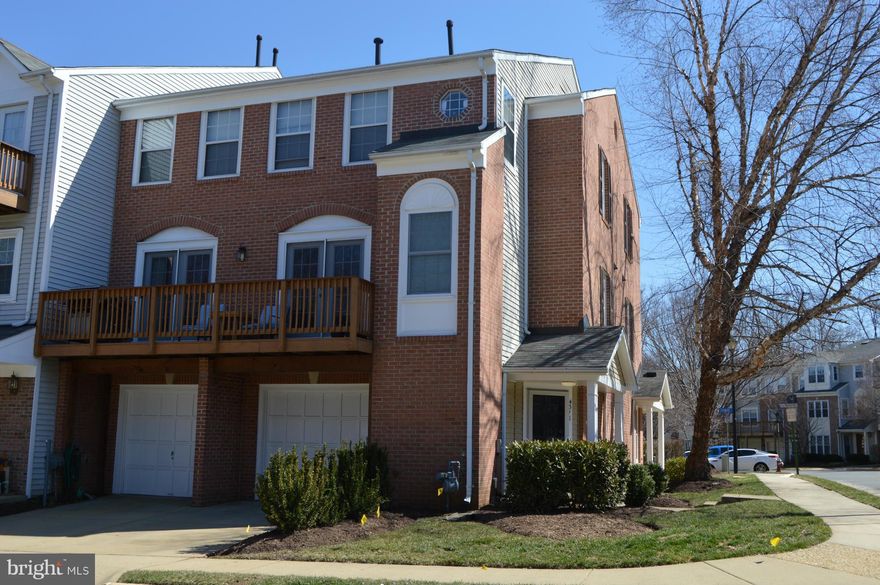 BRAND NEW STAINLESS STEEL APPLIANCES & NEW GRANITE!  3 BDRM, 2.5 BA END UNIT WITH ATTACHED GARAGE* LARGE FAMILY ROOM W/GAS FIREPLACE * 2 SETS OF FRENCH DOORS LEAD TO OUTDOOR BALCONY PORCH * HARDWOOD FLOORS * VAULTED CEILING IN MASTER BEDROOM & BEDROOM 2* 3 BEDROOMS ON UPPER LEVEL *GREAT LOCATION IN FAIRFAX *