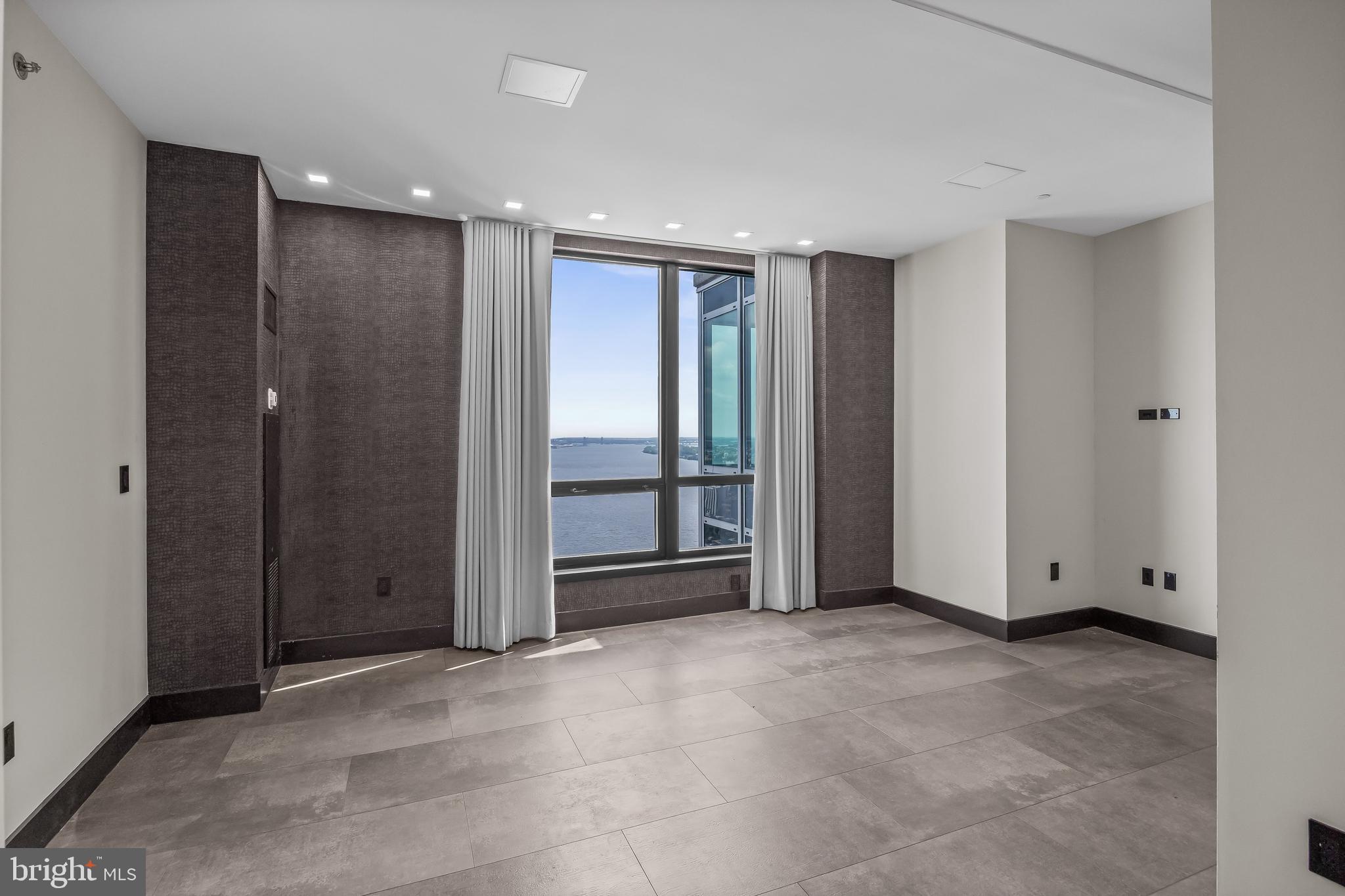 WATERFRONT SQUARE - Residential