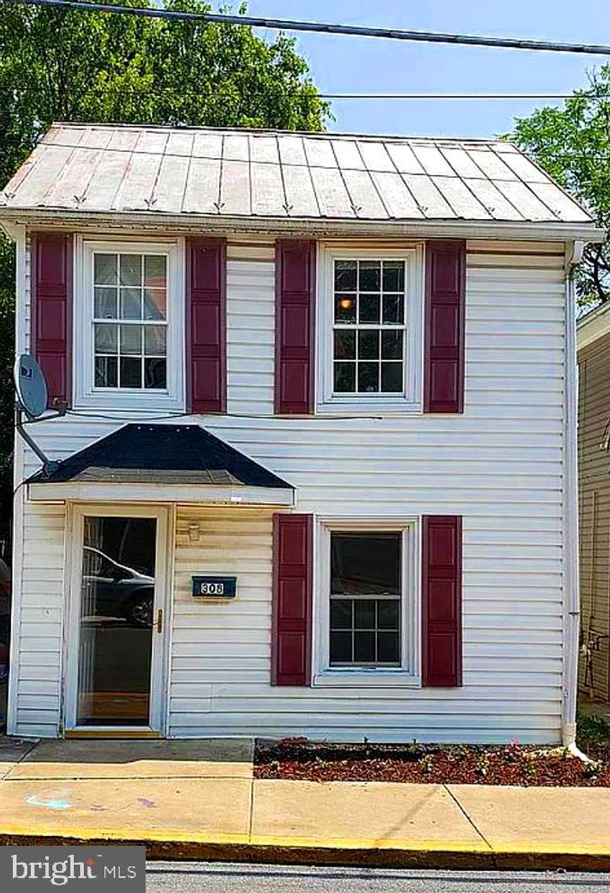 Investor Opportunity – Tenant-occupied property with lease in place until December 2026. Tenants have a strong payment history and always pay on time.

This is an excellent opportunity to acquire a property already generating income of $1,290/month, with no need for renovations, marketing, or waiting for new tenants.

Showings available with 48 hours’ notice to accommodate the tenants.