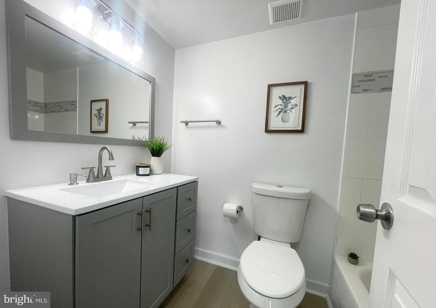 YORKTOWNE SQUARE - Residential