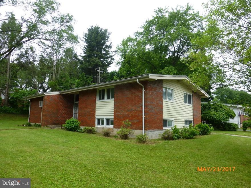 Corporate owned Prop. Sold AS-IS. Single Family Home Located in Belle Farm Estates features 3 bedrooms 1.5 bathroom. Open floor plan on main level. Living/Dining combo with a sliding door to a patio. Lots of space in the lower level. Close to Major Roads, Shopping & Restaurants.