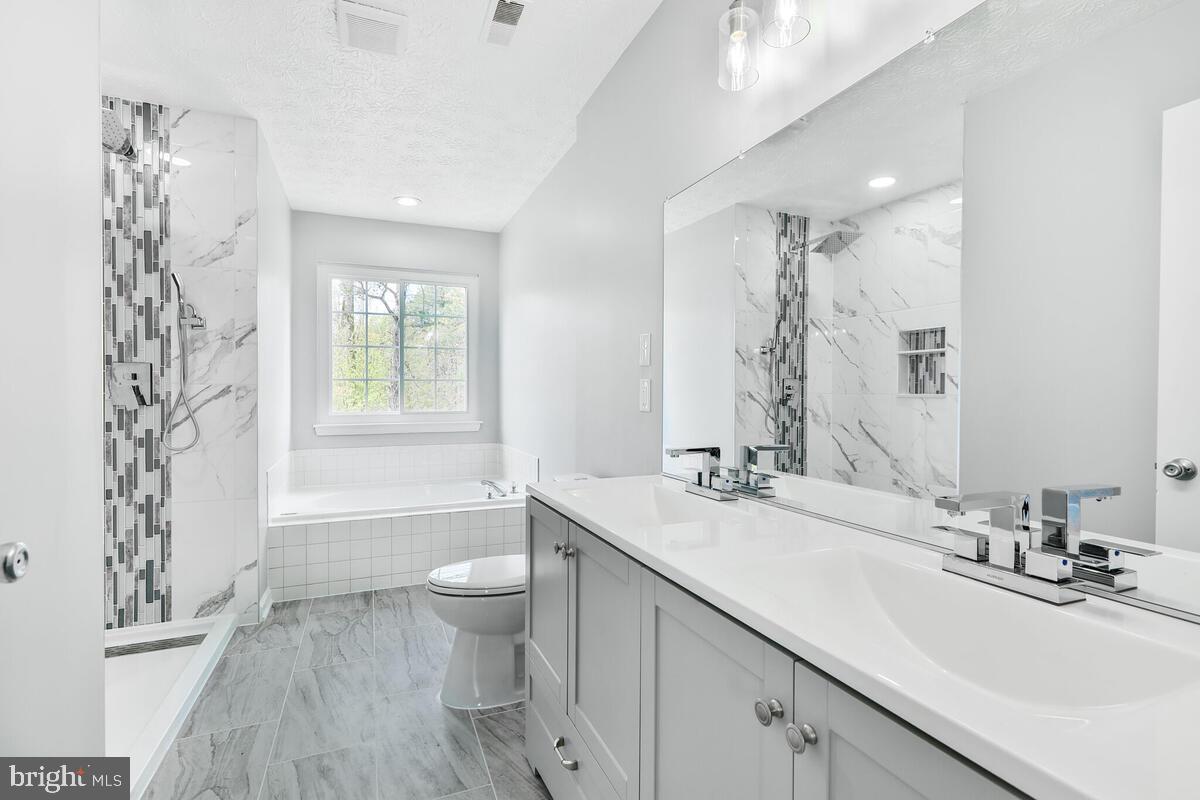 JONATHANS LANDING - Residential