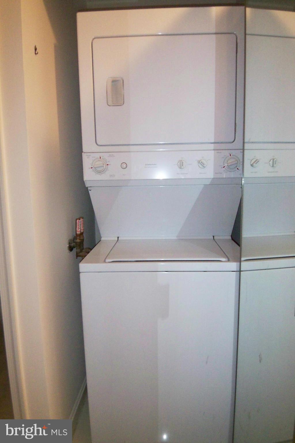 CARLYLE TOWERS - Residential