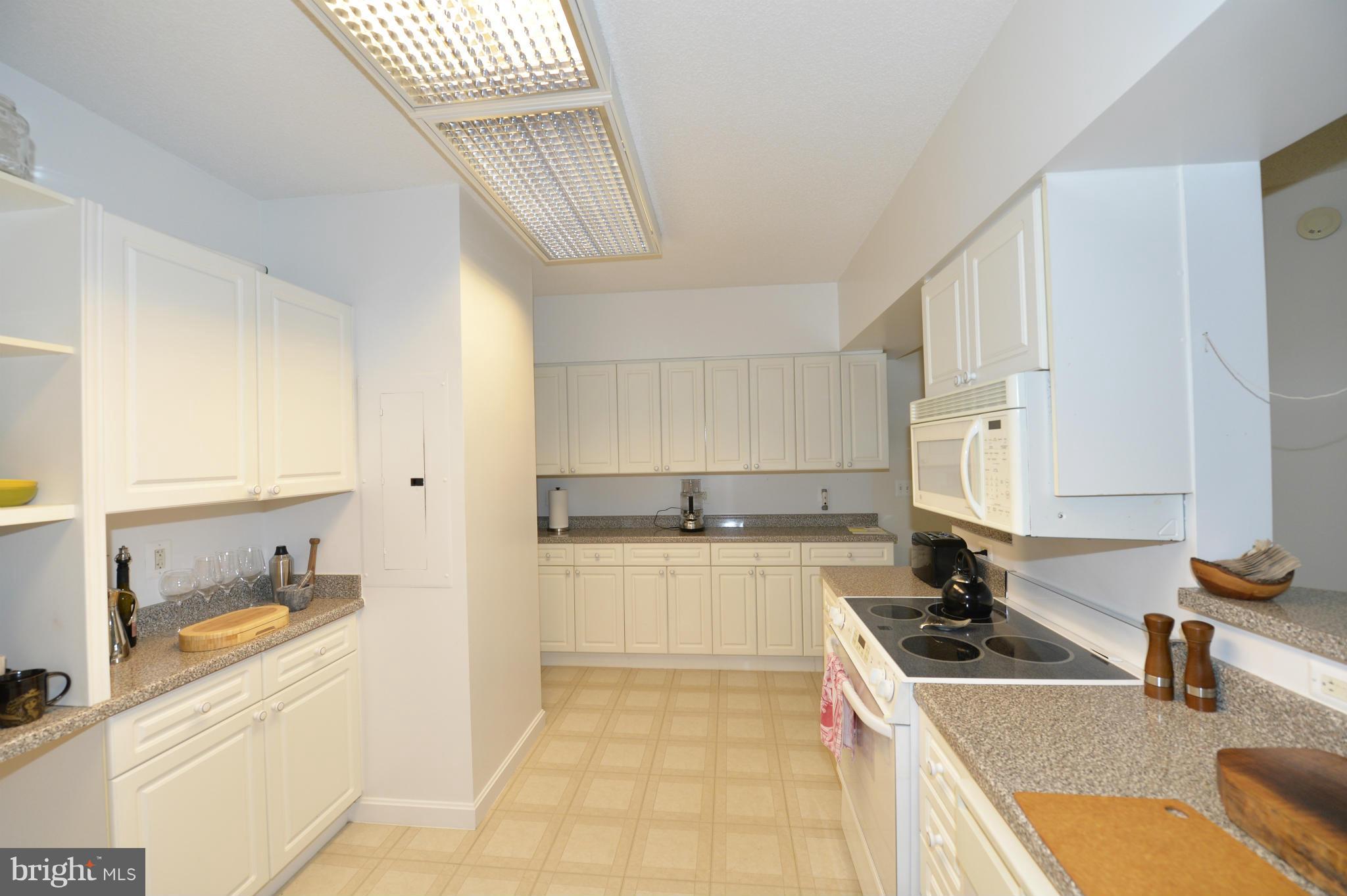 CARLYLE TOWERS - Residential