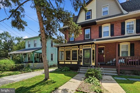 Townhouse For Sale - 16 W Spring Avenue<br/> Montgomery County, ARDMORE, PA 19003
