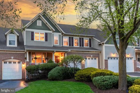 Townhouse For Sale - 301 Holcombe Way<br/> LAMBERTVILLE, NJ 08530