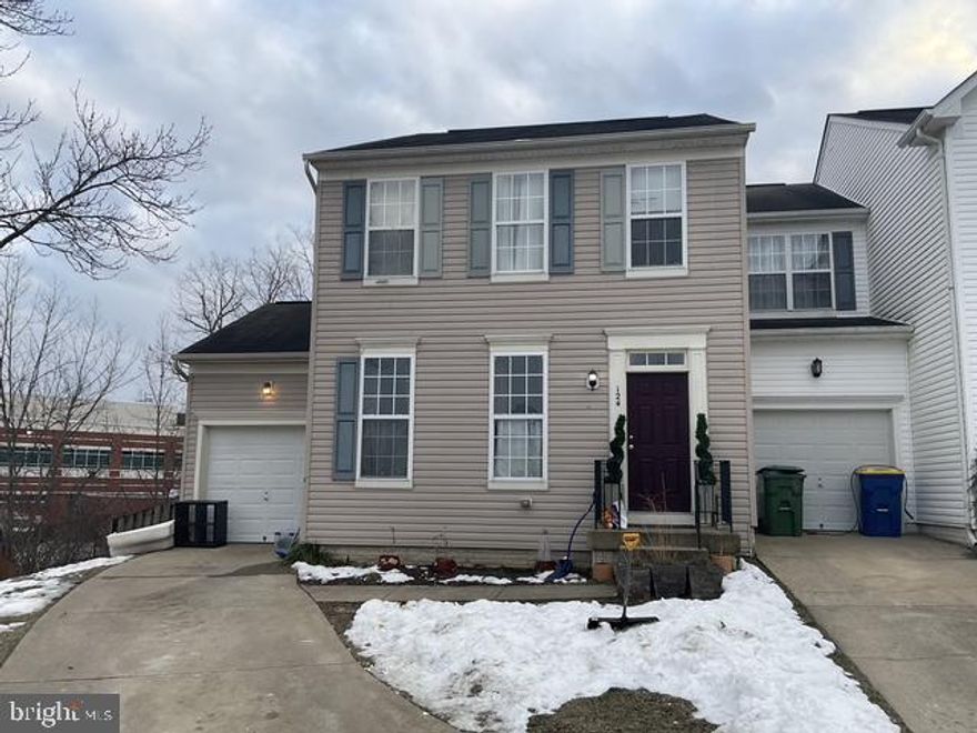 Location! location! location!  Spacious end unit townhouse in sort after ALTA COURTHOUSE SQUARE community.  The neighborhood is within walkable distance from the commuter lot and the county Courthouse.  The neighborhood is also within 2 miles from the I95 highway.  Water heater is new.
