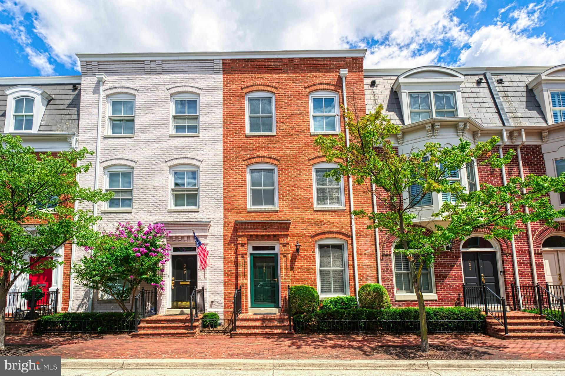 QUEENS ROW - Residential