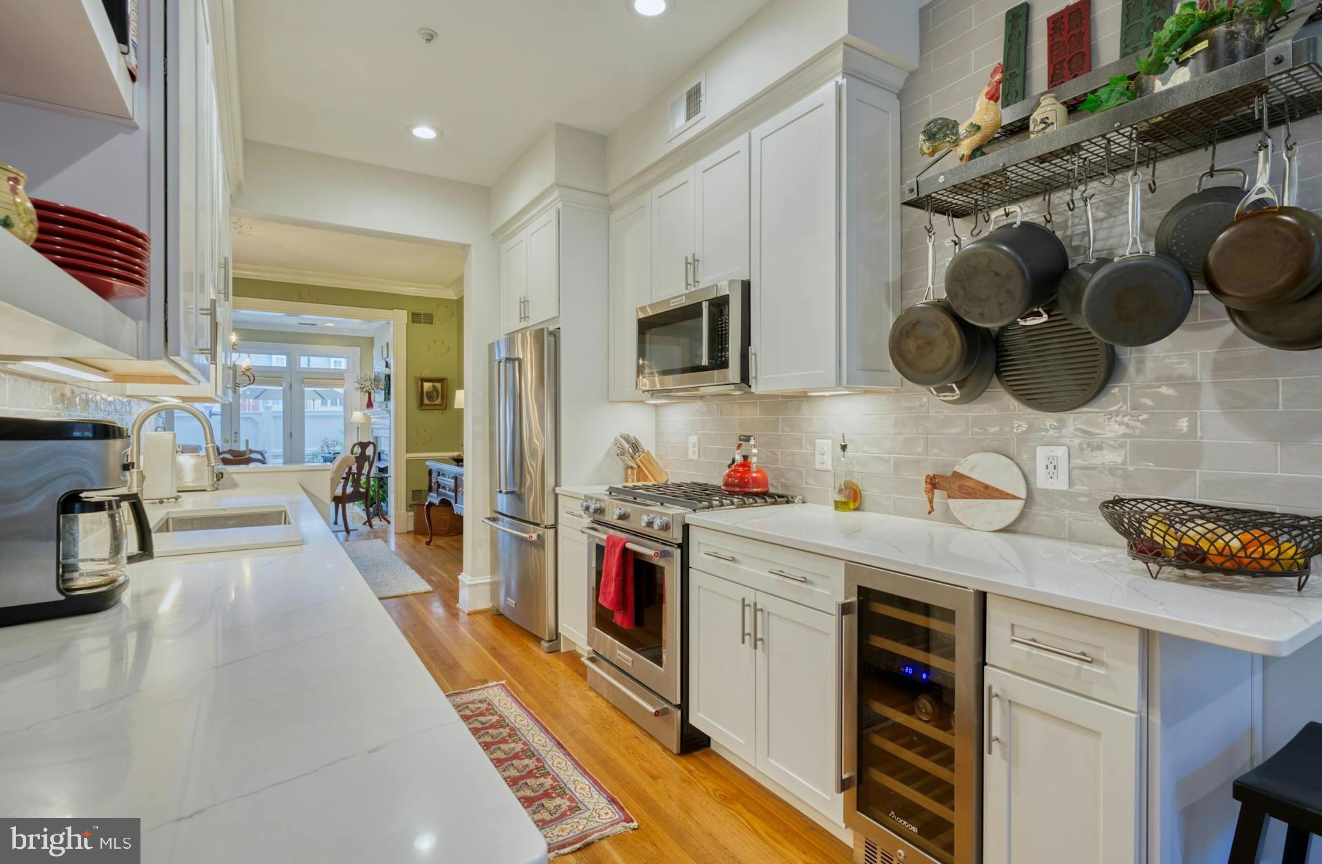 QUEENS ROW - Residential