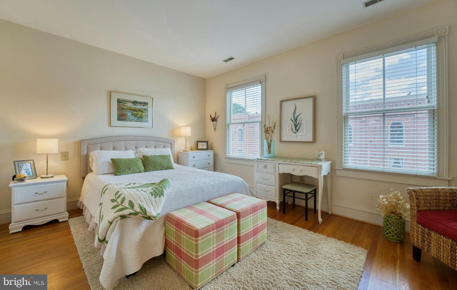 QUEENS ROW - Residential