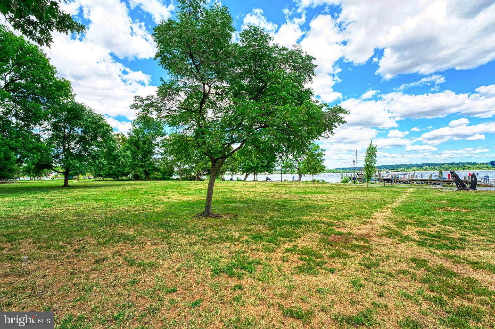 QUEENS ROW - Residential