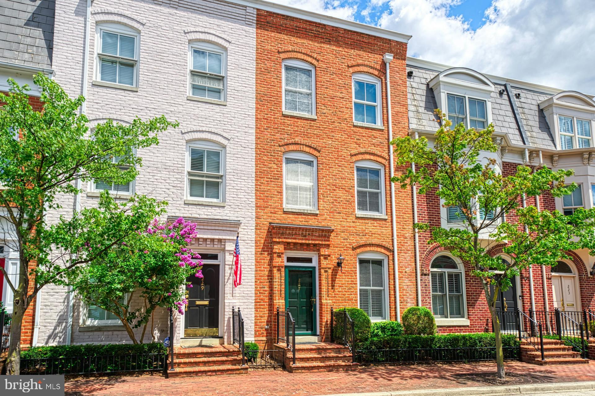 QUEENS ROW - Residential