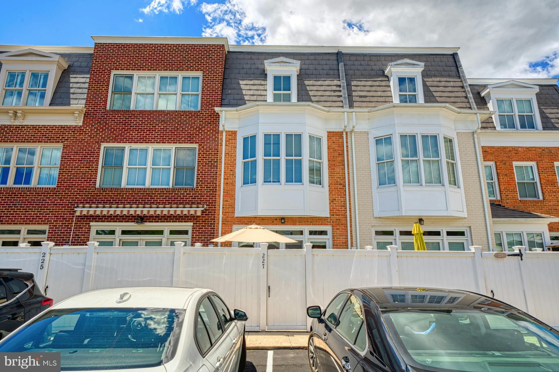 QUEENS ROW - Residential