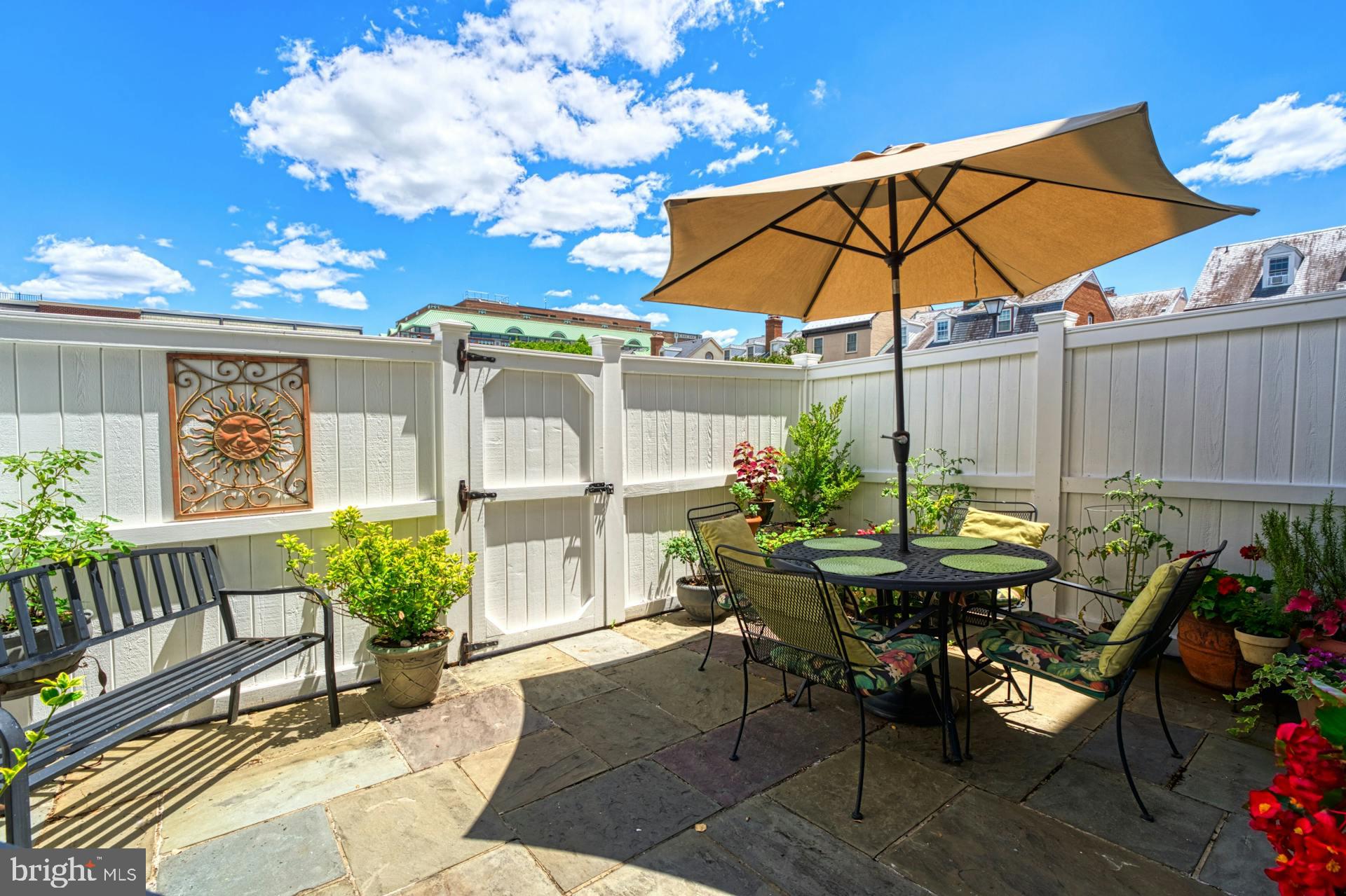 QUEENS ROW - Residential