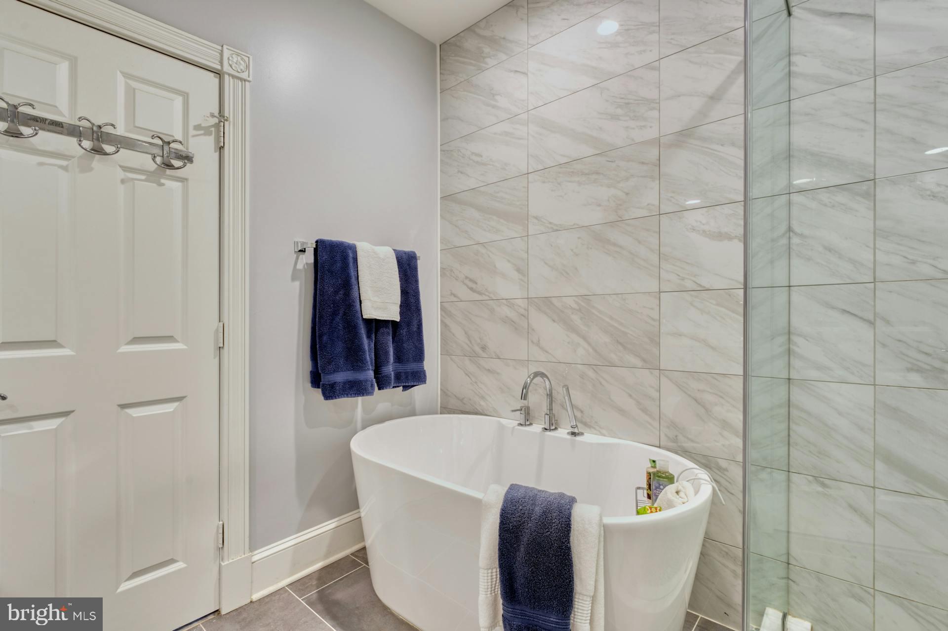 QUEENS ROW - Residential