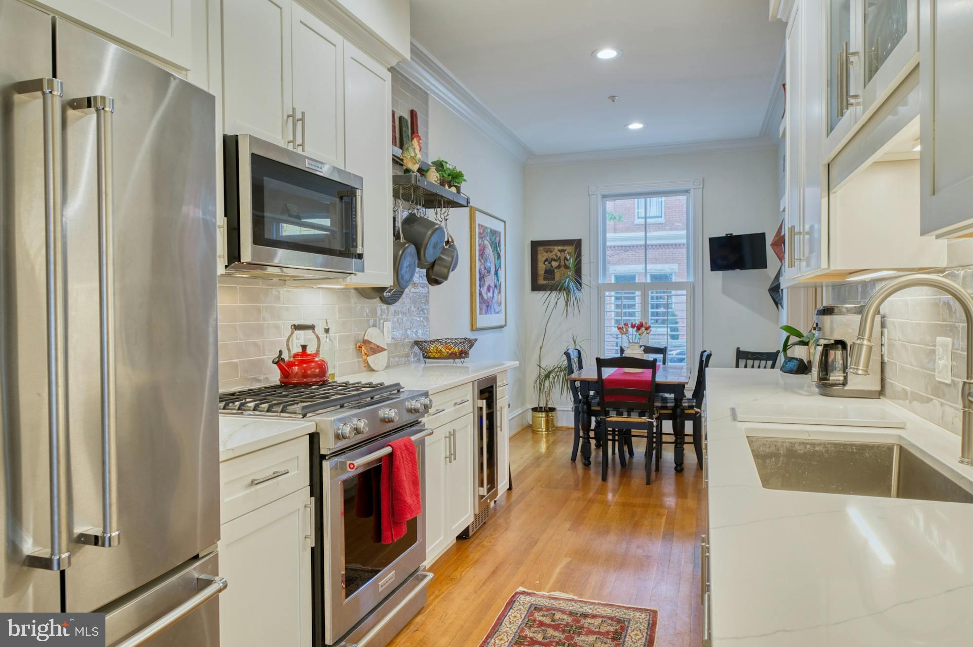 QUEENS ROW - Residential