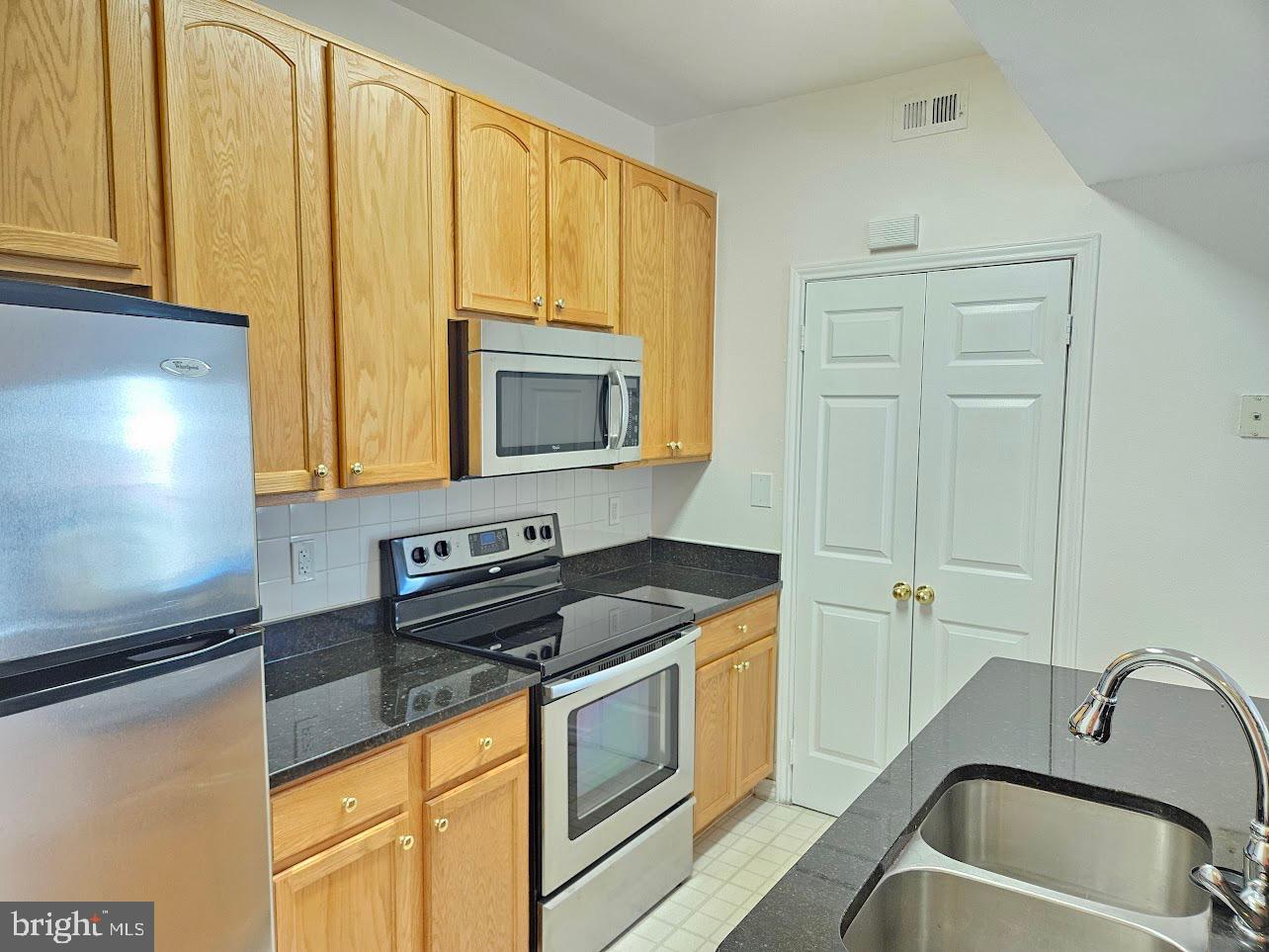 PENDERBROOK SQUARE CONDOMINIUMS - Residential Lease