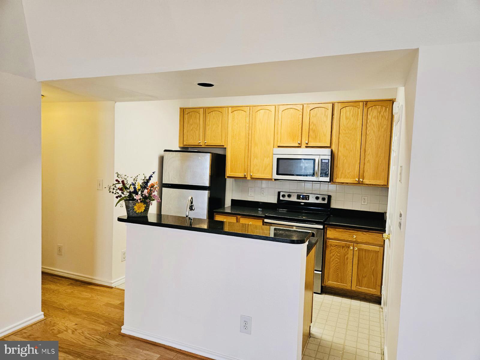 PENDERBROOK SQUARE CONDOMINIUMS - Residential Lease