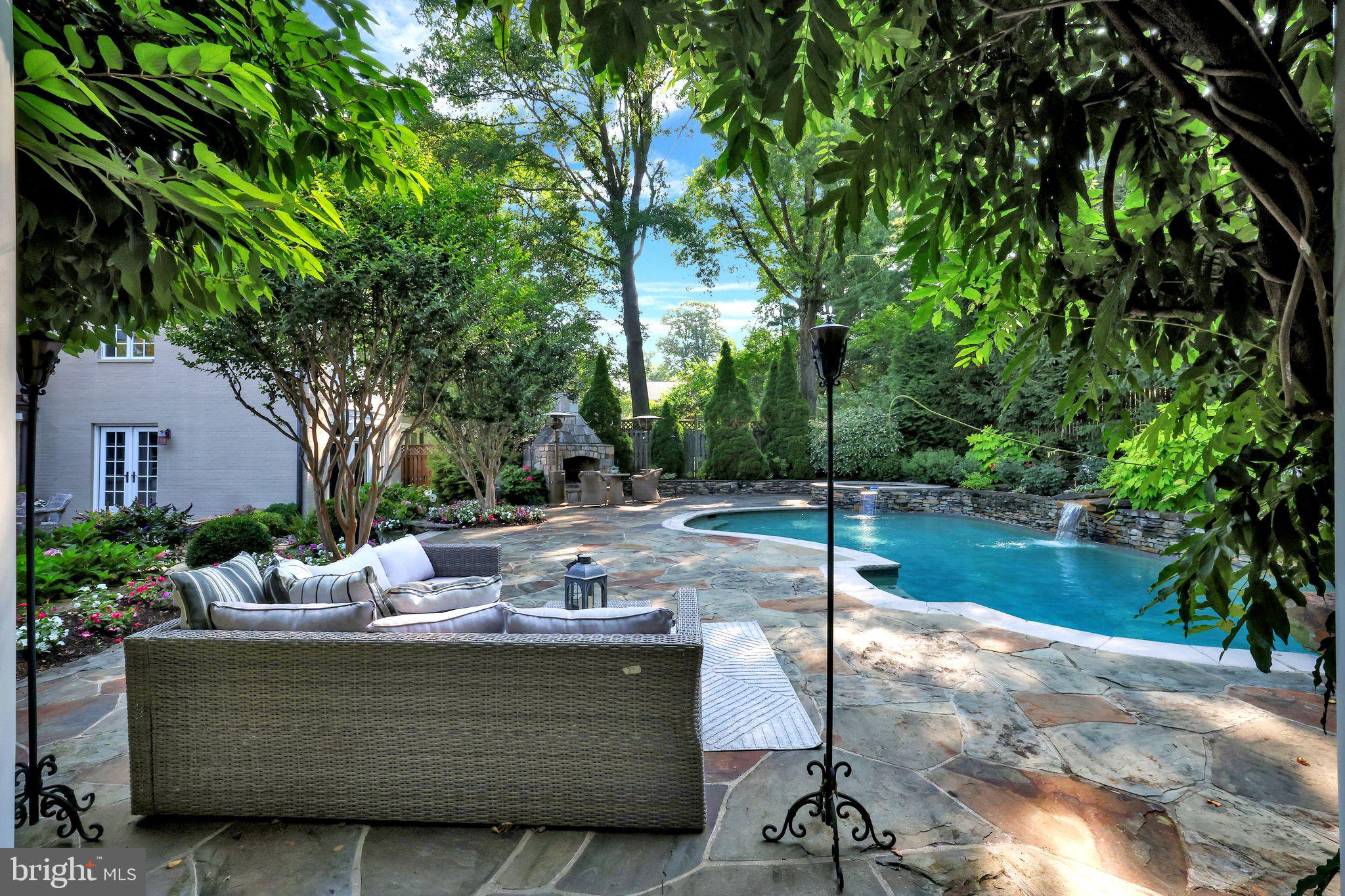 WHITEHALL MANOR - Residential