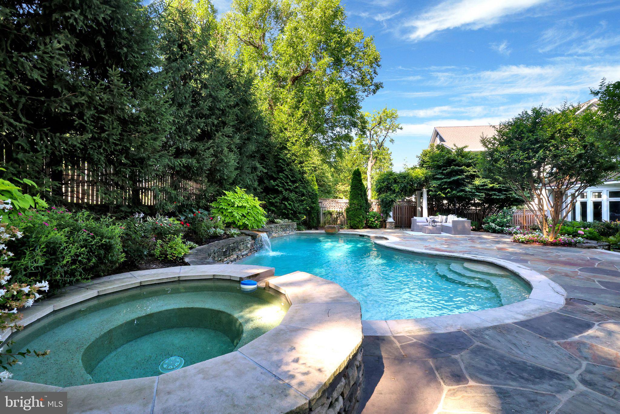 WHITEHALL MANOR - Residential