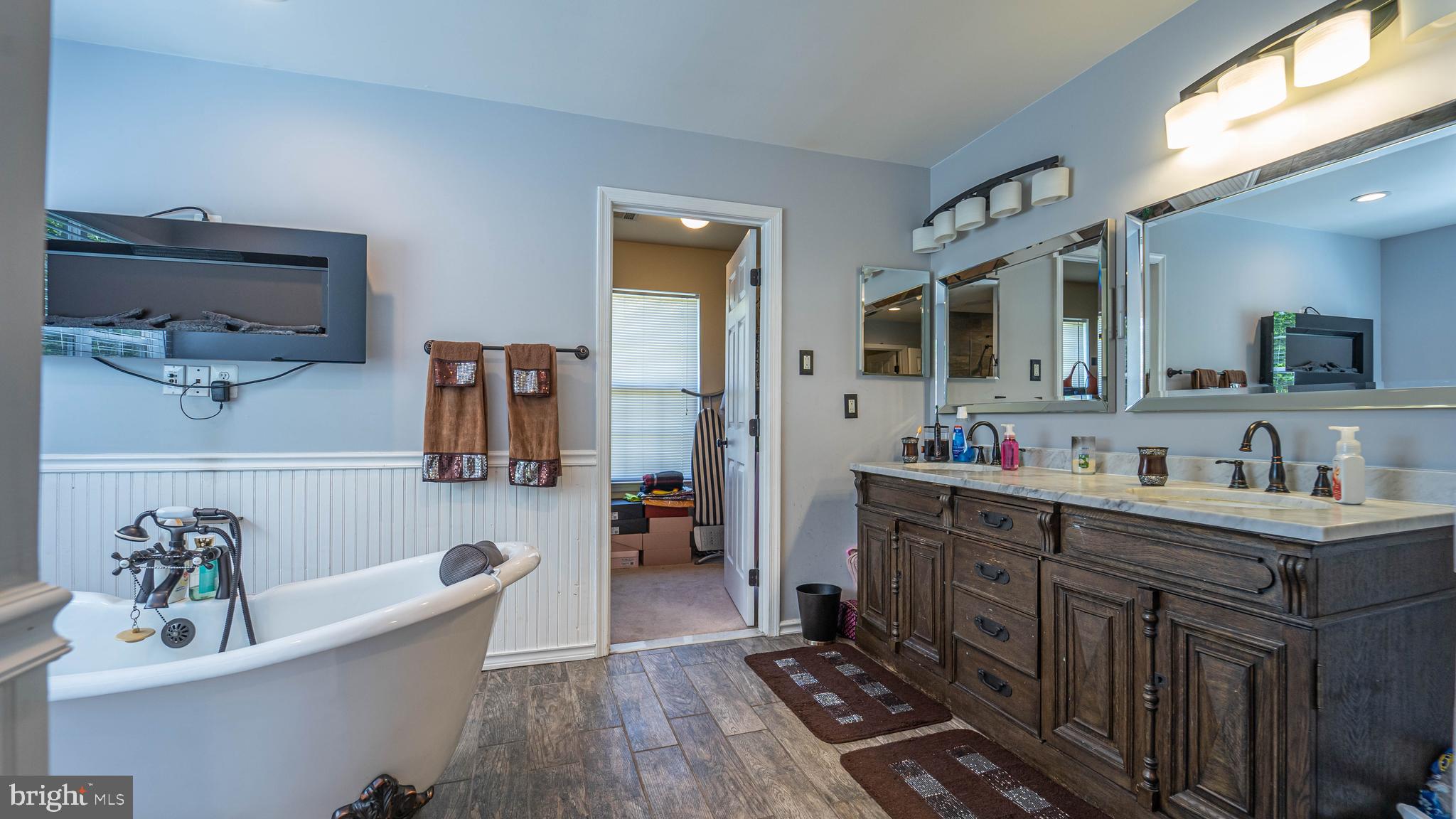 FARMINGTON WOODS - Residential