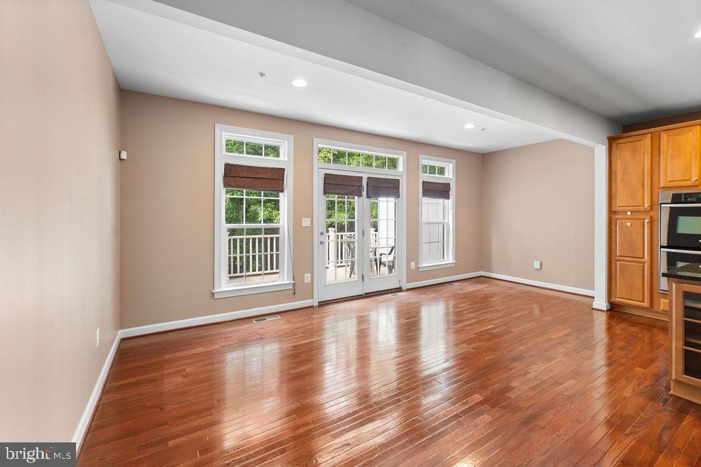 MONTGOMERY WHITE OAK - Residential