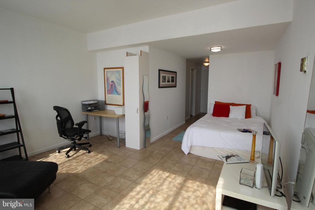 Photo of 801 N Pitt Street N #610, ALEXANDRIA, VA 22314 (MLS # VAAX2060420)