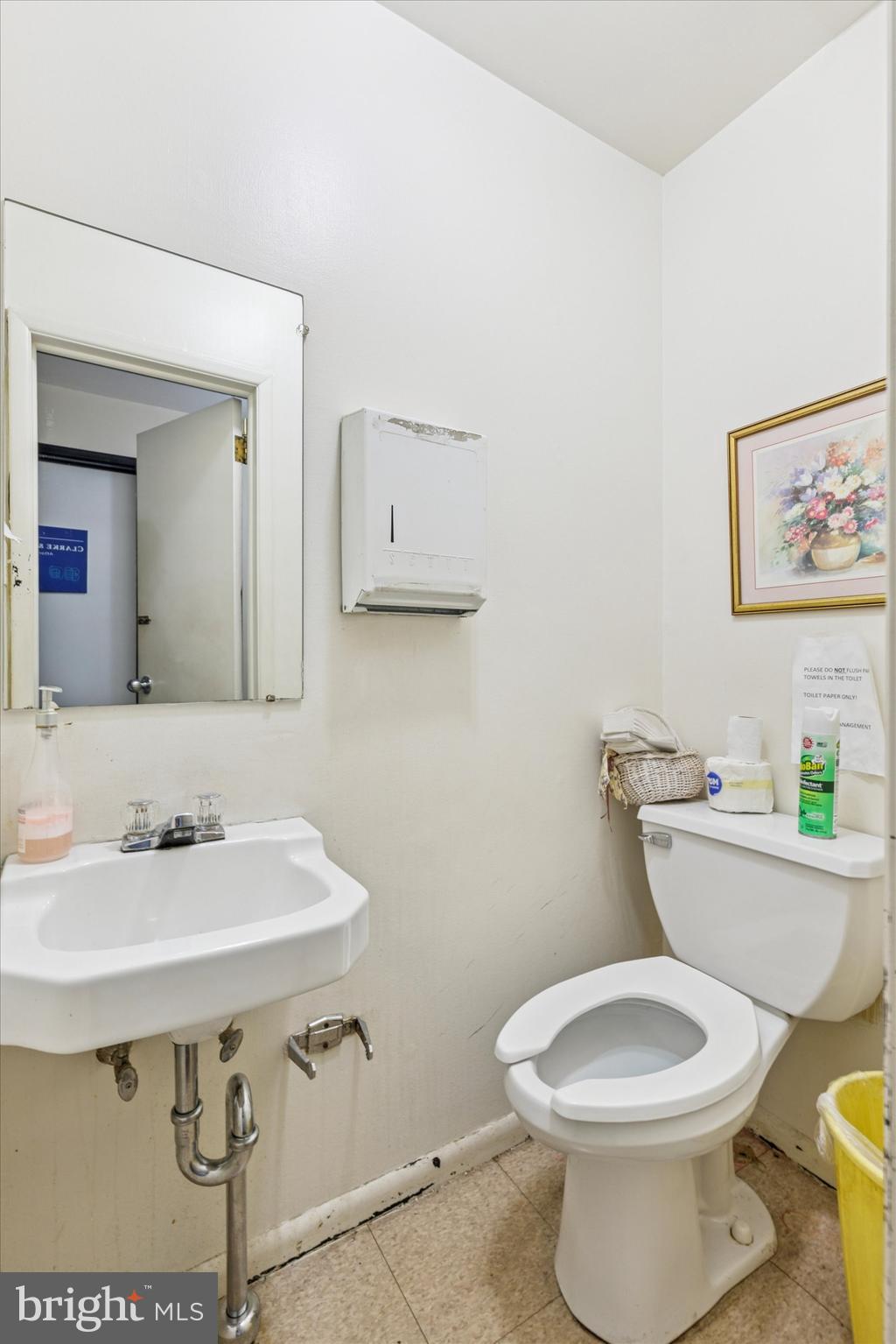 Main image without alt text