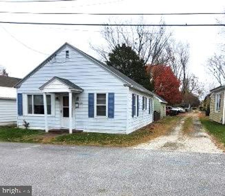 Hurry to get this DEAL before the year ends!  With just a little TLC this house could be a great starter house or investment property.  House & All Inclusions are AS-IS.  Just blocks from the waterfront & near to restaurants, banks,  shops, and grocery stores.