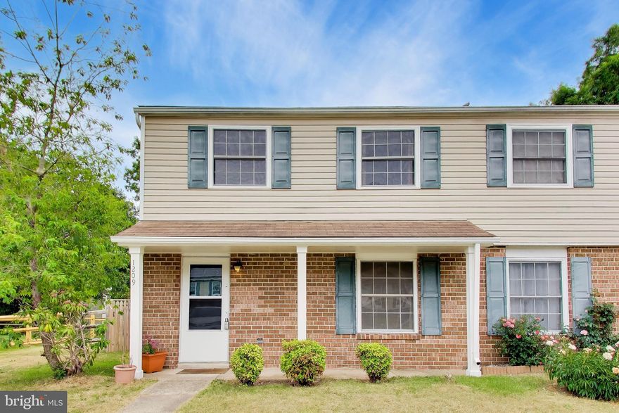 Your next home is here! This well‑kept 3‑bedroom semi‑detached gem features brand‑new upper‑level flooring, tons of off‑street parking, and a backyard built for unforgettable outdoor living. Whether you love to entertain or unwind, this space delivers on every level. Located right in the heart of Waldorf, this home offers unbeatable convenience. Schedule your private showing now — opportunities like this don’t last!