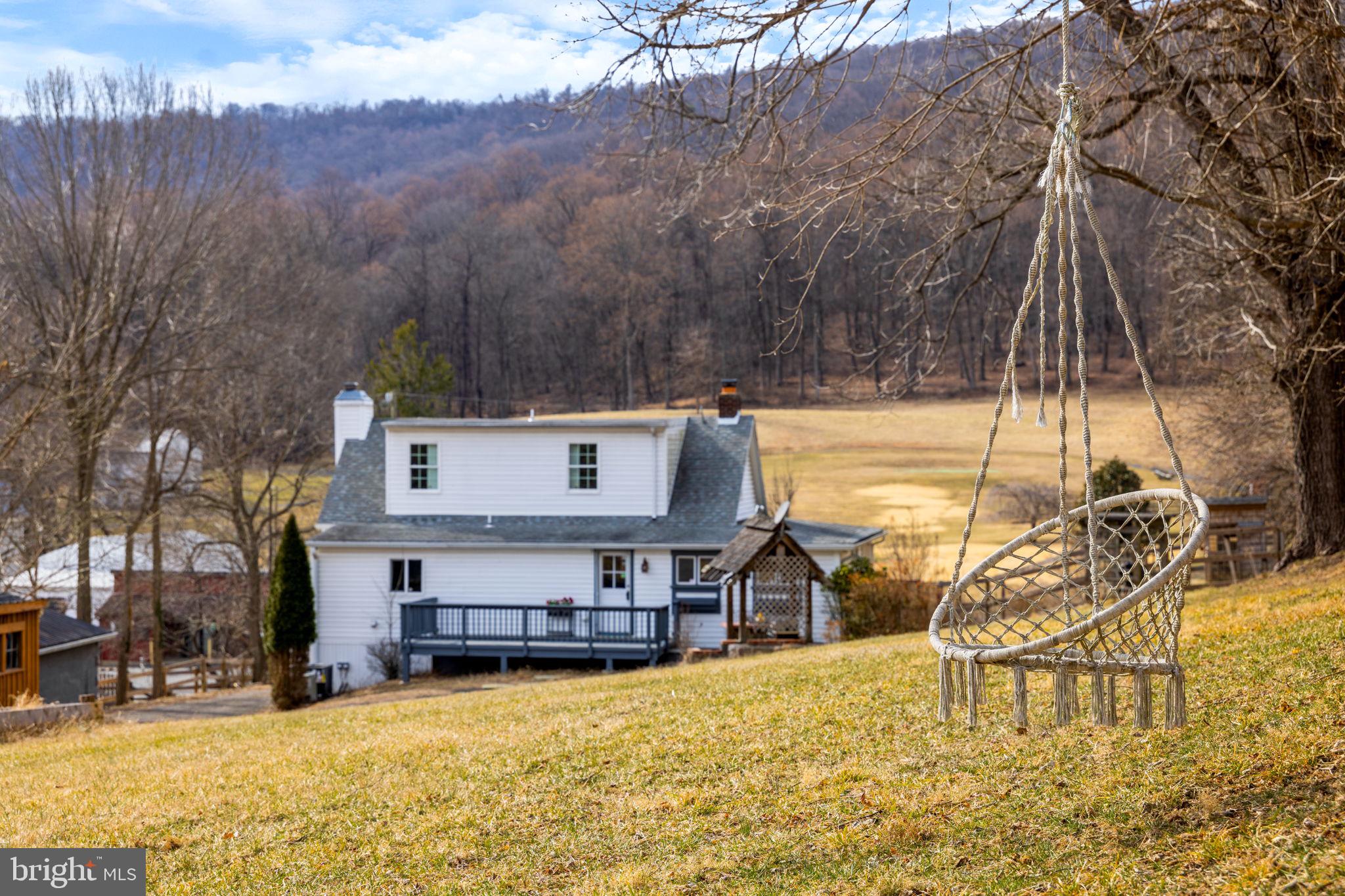 BETWEEN HILLS - Residential