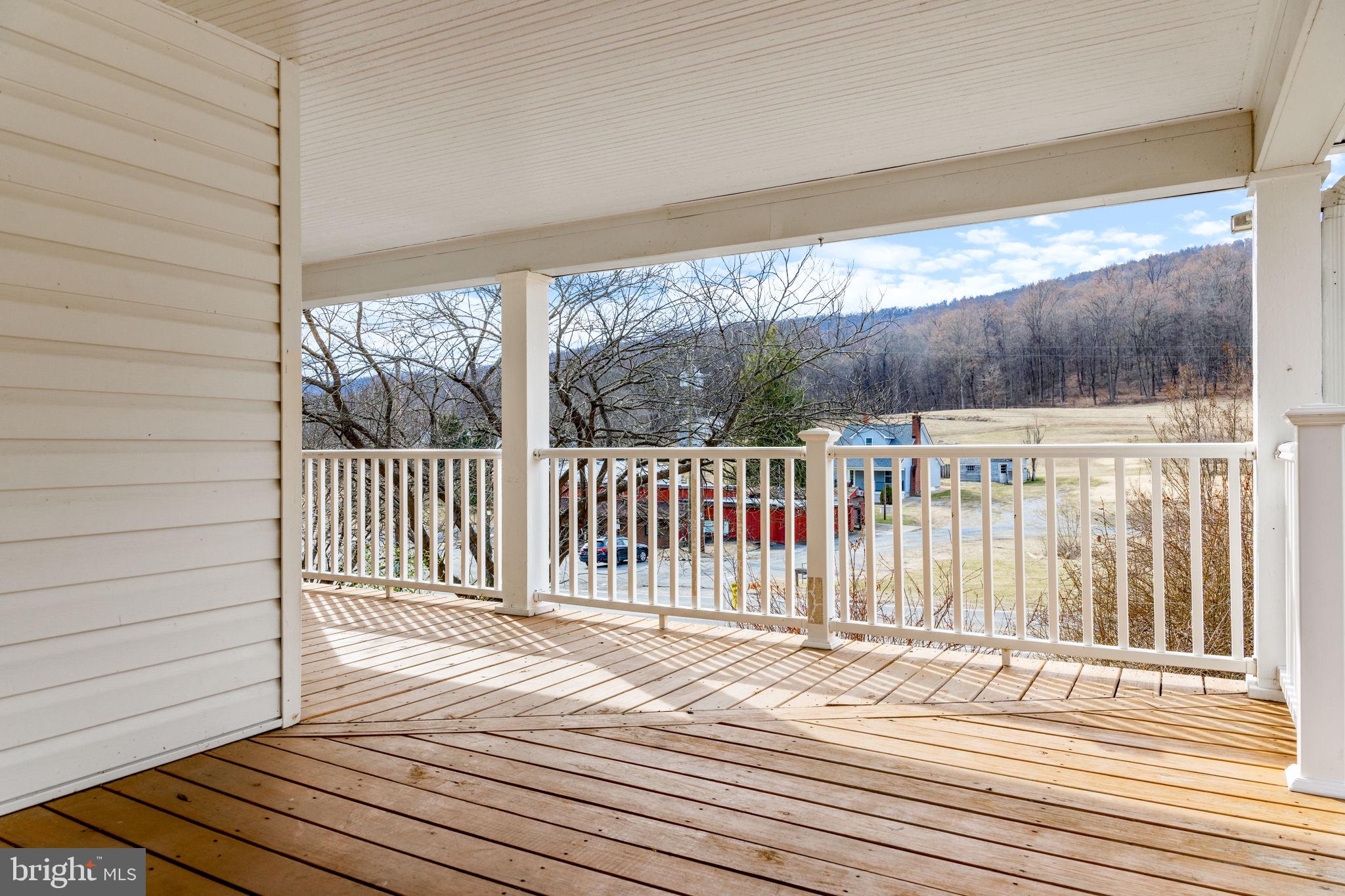 BETWEEN HILLS - Residential