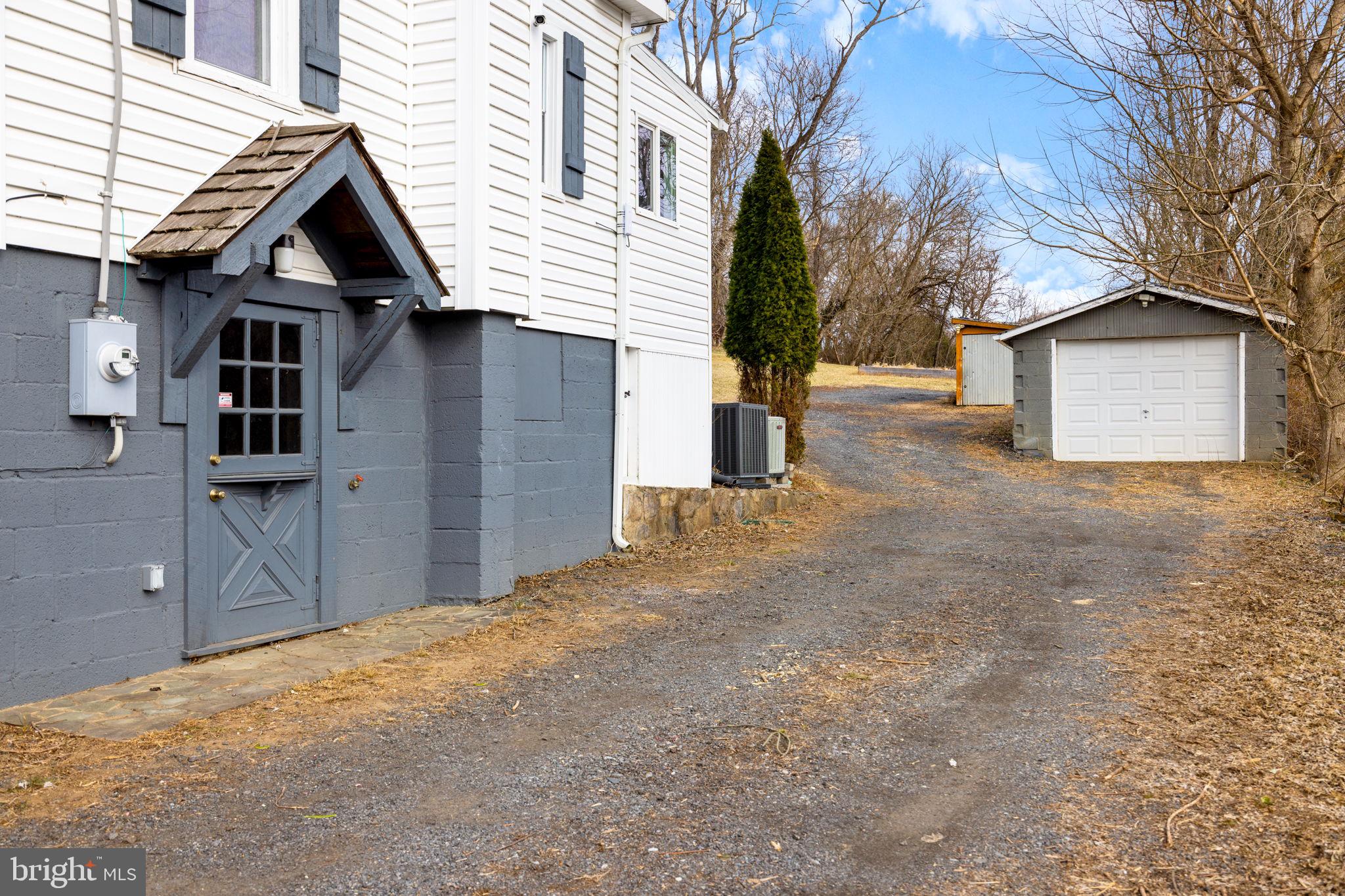 BETWEEN HILLS - Residential