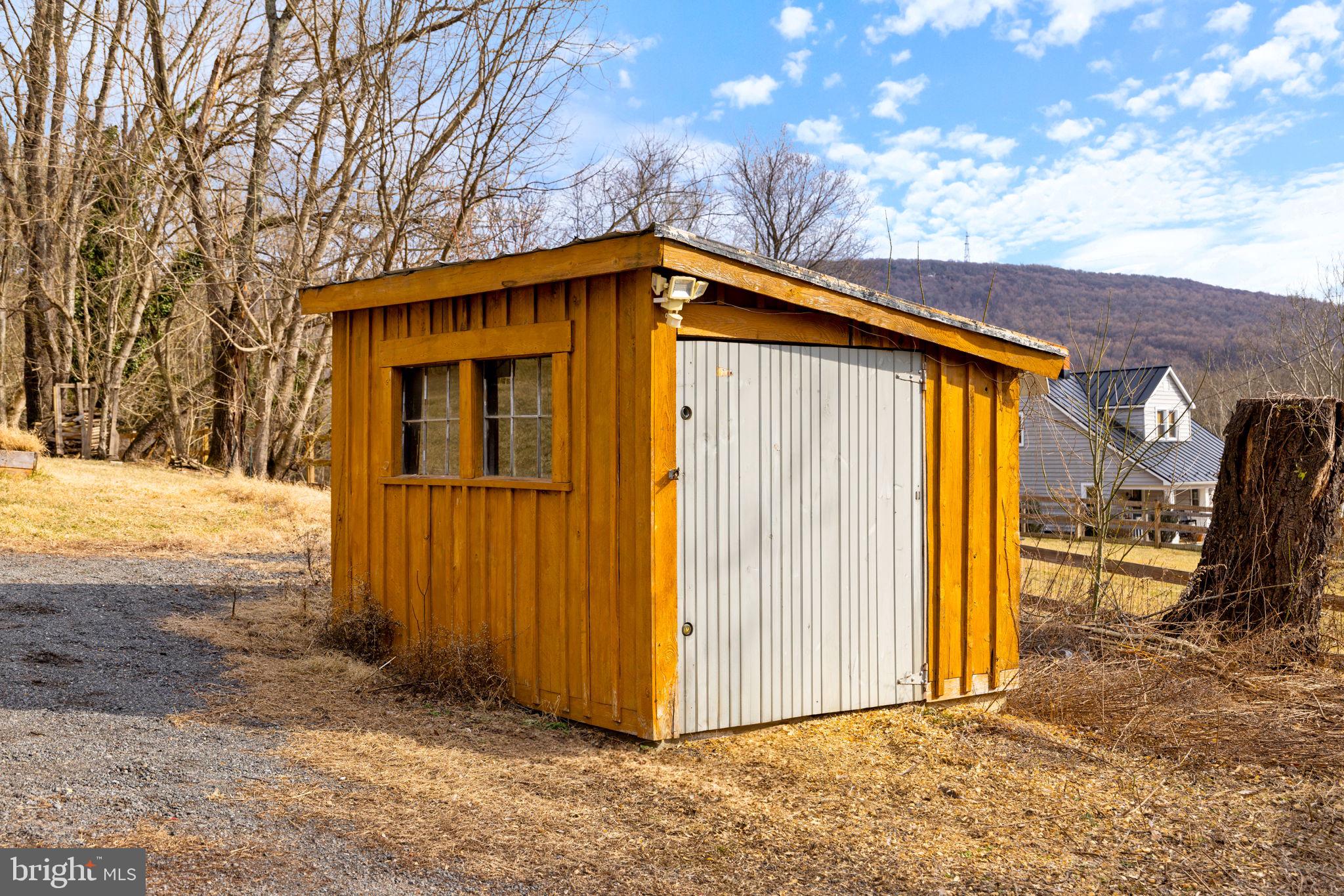 BETWEEN HILLS - Residential