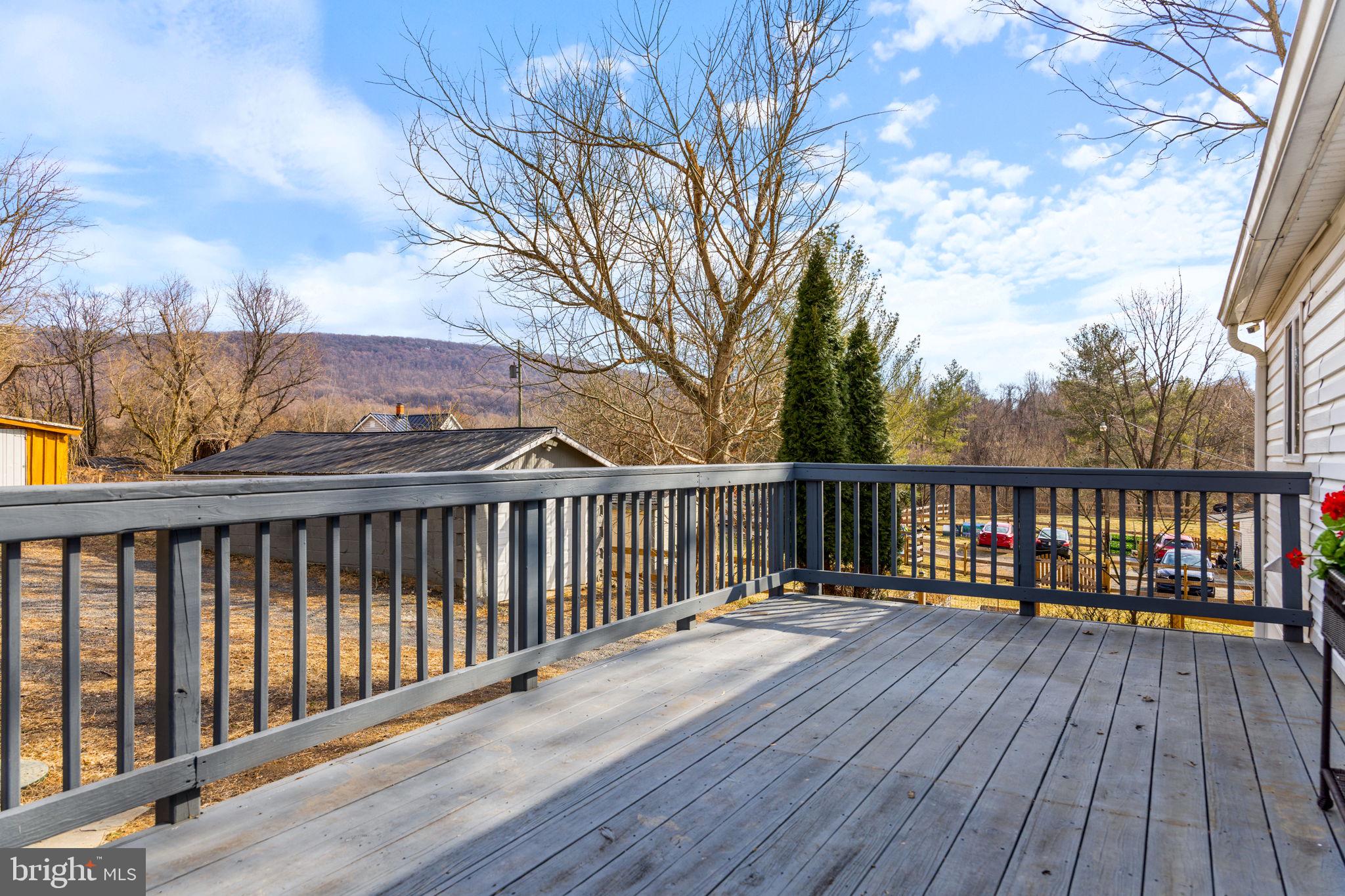 BETWEEN HILLS - Residential