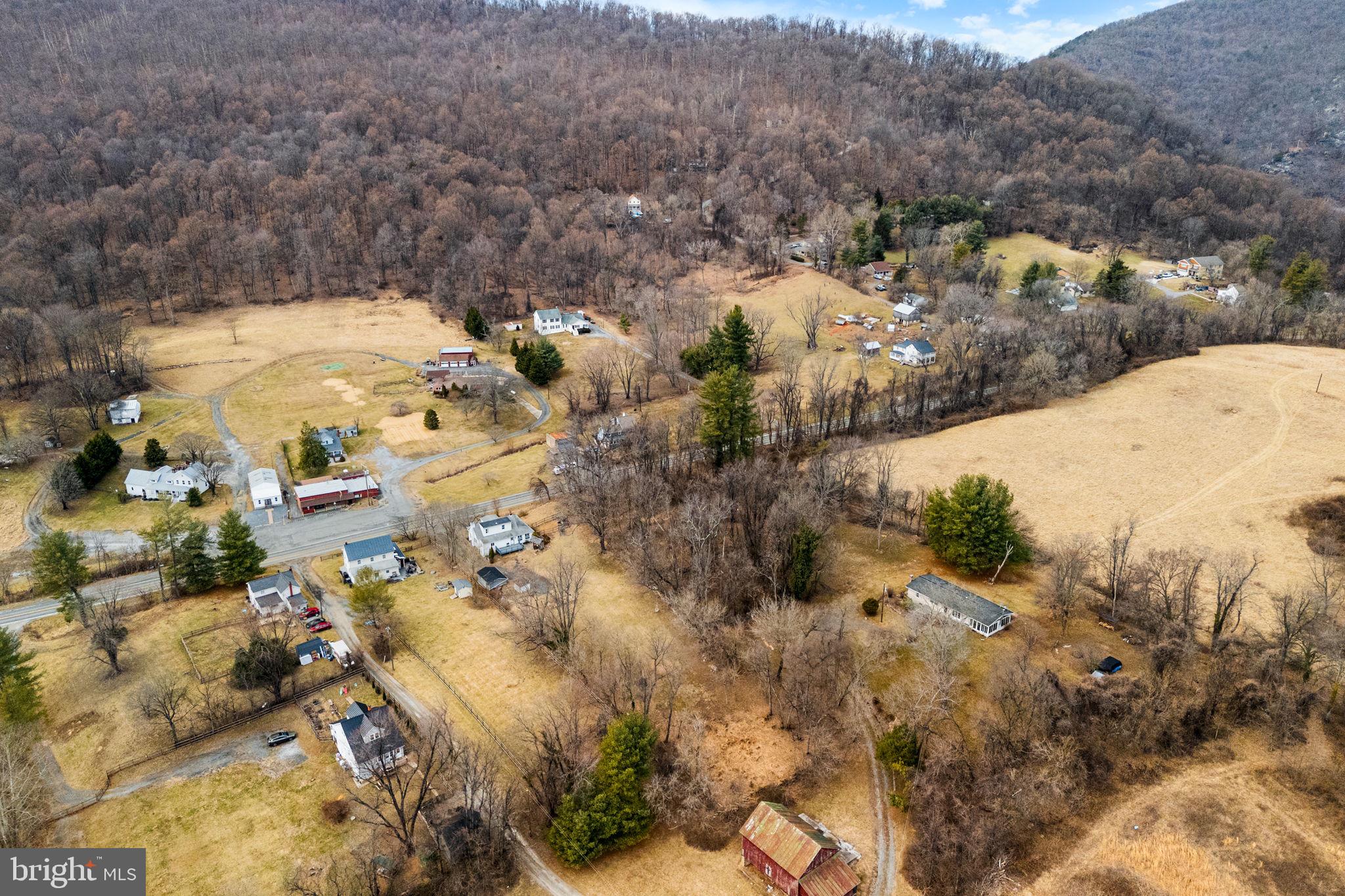 BETWEEN HILLS - Residential