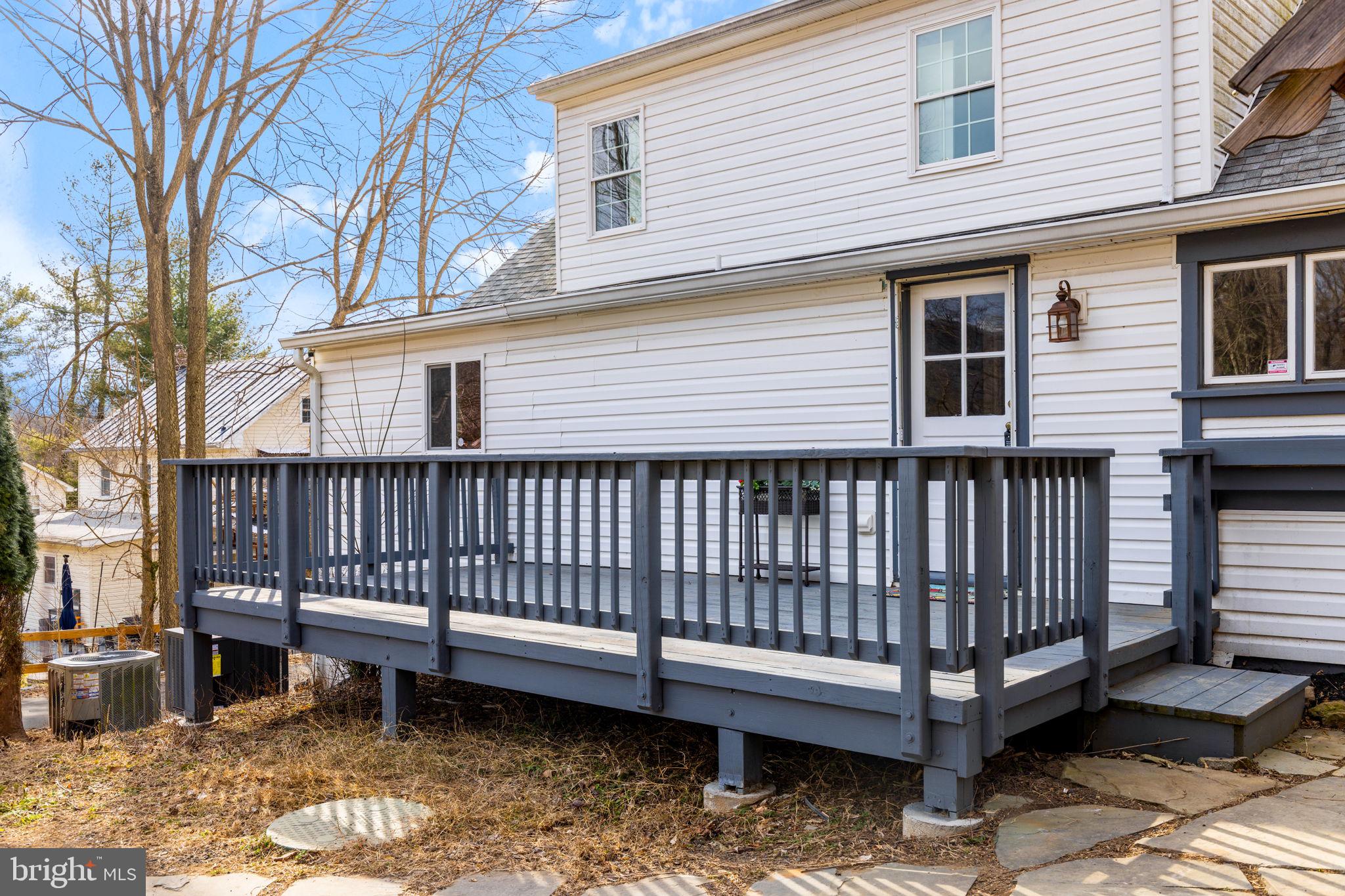 BETWEEN HILLS - Residential