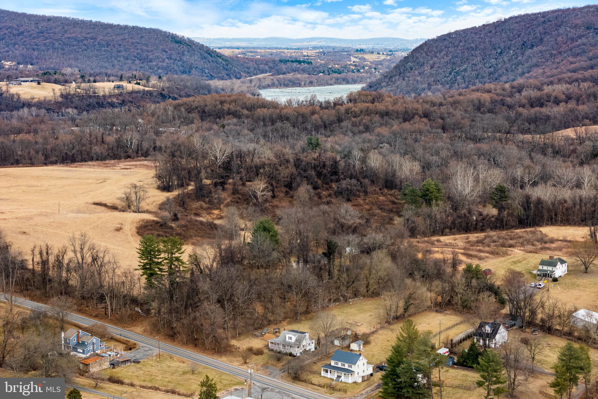 BETWEEN HILLS - Residential