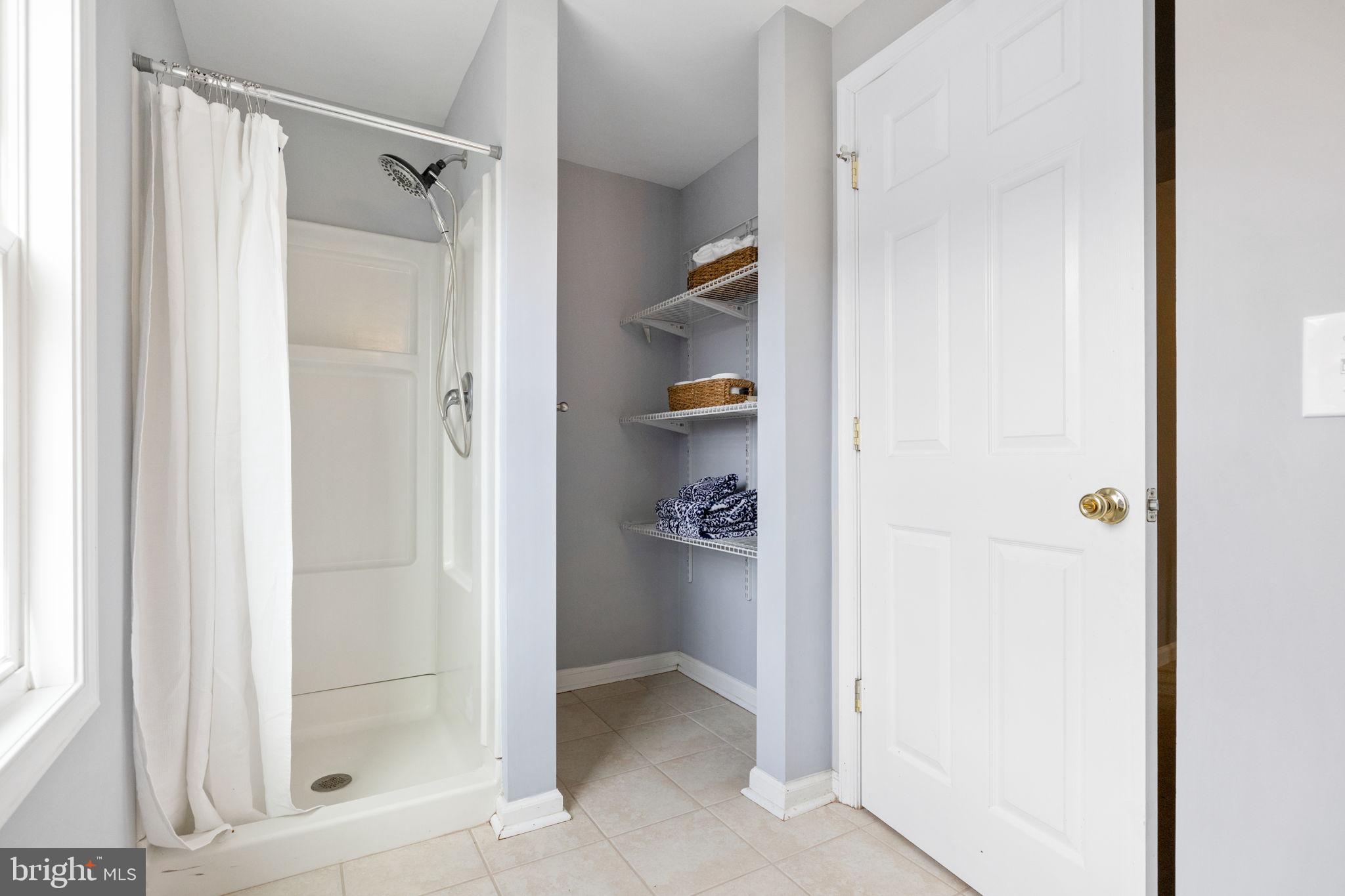 BETWEEN HILLS - Residential